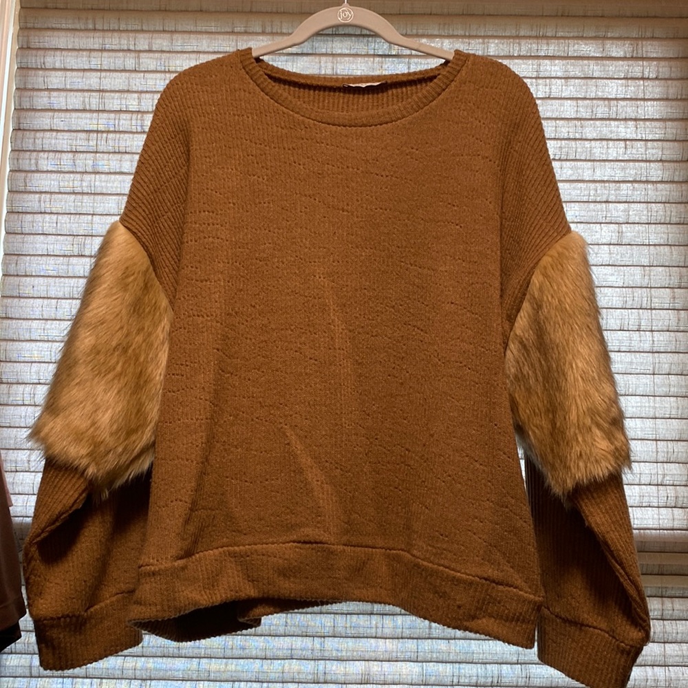 Zara women sweater with fur in two elbows side